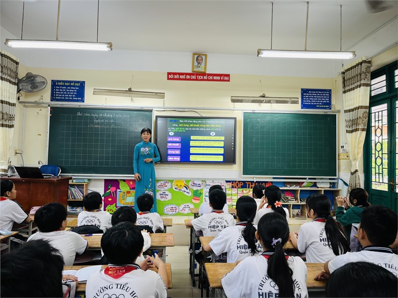 Sinh hoạt tổ chuyên môn 5: Thực hiện tiết thao giảng: “Vận dụng Phương pháp dạy học tích cực trong phân môn Luyện từ và câu 