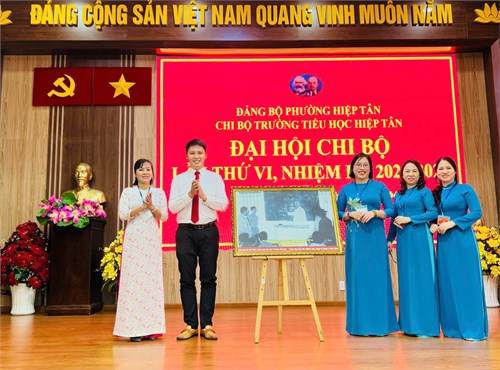 Chi bộ trường tiểu học hiệp tân long trọng tổ chức đại hội chi bộ trường tiểu học hiệp tân lần thứ vi nhiệm kỳ 2025-2027