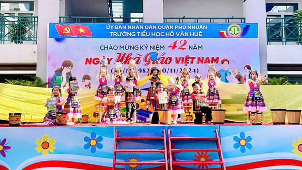 Hội thi văn nghệ chào mừng 42 năm Ngày Nhà Giáo Việt Nam 20/11 - Tiết mục Múa: Cõng chữ về bản- Lớp : Bốn 7