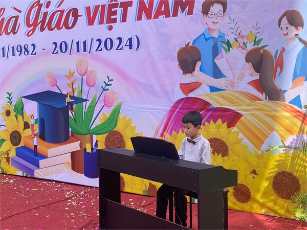 Hội thi văn nghệ chào mừng 42 năm Ngày Nhà Giáo Việt Nam 20/11 - Tiết mục:  Đàn piano: Âm sắc mùa hè - Lớp: Bốn 7