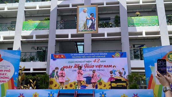 Hội thi văn nghệ chào mừng 42 năm Ngày Nhà Giáo Việt Nam 20/11 - Tiết mục:  Tam ca: Người gieo mầm xanh - Lớp: 5.2