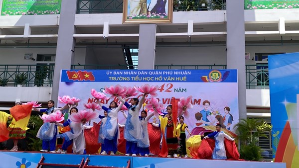 Hội thi văn nghệ chào mừng 42 năm Ngày Nhà Giáo Việt Nam 20/11 - Tiết mục:  Mashup Thư Pháp - Lớp Năm 2