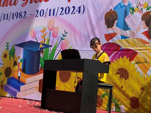 Hội thi văn nghệ chào mừng 42 năm Ngày Nhà Giáo Việt Nam 20/11 - Tiết mục:  Đàn piano: Lalala - Lớp: Năm 2