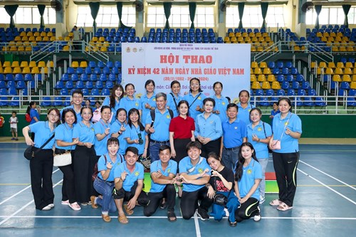 Công Đoàn trường Tiểu học Hồ Văn Huê tham gia hội thao chào mừng kỷ niệm 42 năm ngày Nhà giáo Việt Nam (20/11/1982 - 20/11/2024)
