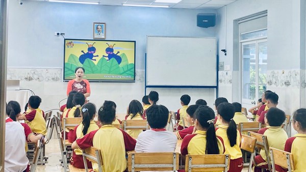 Tiết học mở:  Hoạt động trải nghiệm – lớp Bốn 7. Chủ đề: Gắn kết gia đình, quý trọng phụ nữ. Tiết 2: Hoạt động giáo dục theo chủ đề