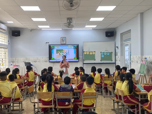 Tiết học mở: Hoạt động trải nghiệm - Lớp Bốn 6. Chủ đề: Em và cuộc sống xanh. Tiết 2: Hoạt động giáo dục theo chủ đề.