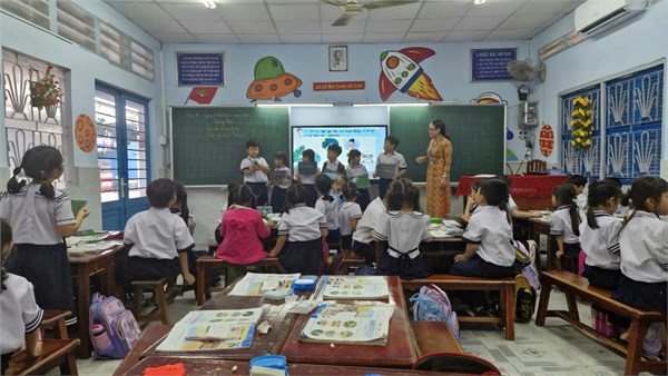 Tham dự tiết học GVG lớp 2.4. Bài LTVC: Từ chỉ hoạt động. Đặt câu hỏi ở đâu?