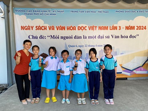 Học sinh tham gia ngày hội sách và văn hóa đọc lần 3 năm 2024.