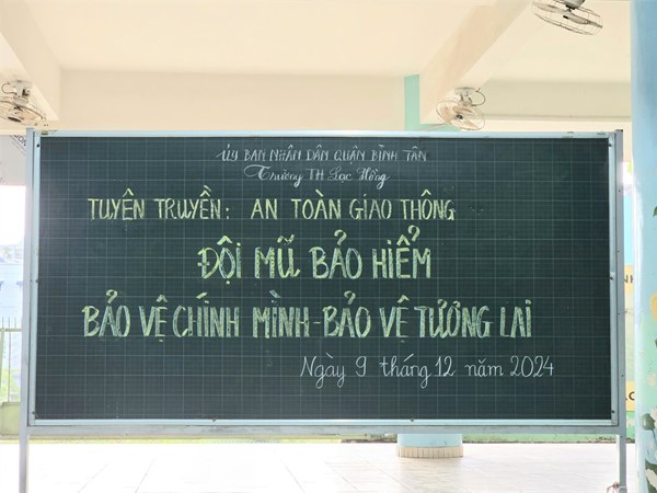 Tuyên truyền an toàn giao thông  đội mũ bảo hiểm, bảo vệ chính mình - bảo vệ tương lai 