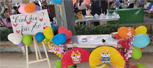 Công tác chuẩn bị gian hàng phục vụ ngày hội Vui Xuân Giáp Thìn 2024