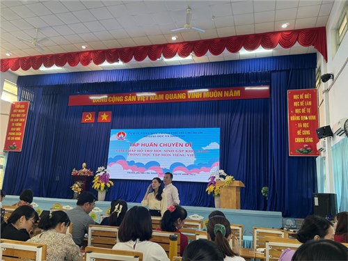 Tham dự chuyên đề tập huấn hỗ trợ học sinh khó khăn trong học môn tiếng Việt.