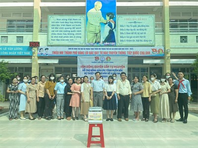 Học sinh trường Tiểu học Lê Văn Lương hướng về đồng bào miền Bắc