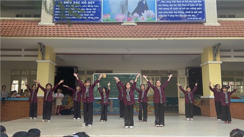 Chào cờ đầu tuần và tiết sinh hoạt “Măng non sẵn sàng vì biên giới, biển đảo” ; Học tập và làm theo tấm gương đạo đức, phong cách Hồ Chí Minh qua bài: “ Thời gian quý báu lắm” Năm học 2023-2024