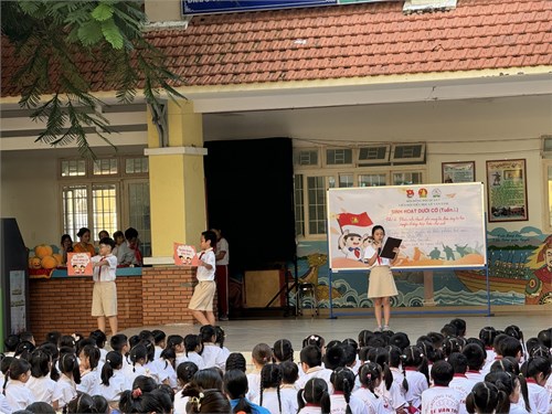 Sinh hoạt dưới cờ, phổ biến  Quyền trẻ em  và kể những mẫu chuyện hay về những tấm gương Bác Hồ năm học 2024 -2025