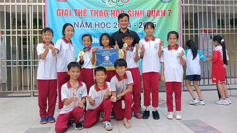 Học sinh Trường Tiểu học Lê Văn Tám tham gia giải Việt dã cấp Quận năm học 2024-2025