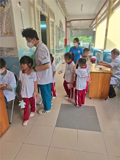 Trường Tiểu học Lê Văn Tám - Quận 7 tổ chức khám sức khỏe định kỳ cho toàn thể học sinh năm học 2024 - 2025