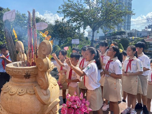 Thầy cô và học sinh Trường Tiểu học Lê Văn Tám viếng Nghĩa trang Liệt sĩ và Nhà tưởng niệm Bác Hồ năm 2024
