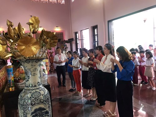 Thầy trò Trường Tiểu học Lê Văn Tám dâng hương Nhà tưởng niệm Bác Hồ, viếng Nghĩa trang Liệt sĩ Nhà Bè và khu di tích lịch sử Gò Ô Môi năm 2024