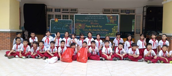 Liên đội trường tiểu học lê văn tám phát động thực hiện phong trào  nụ cười hồng 