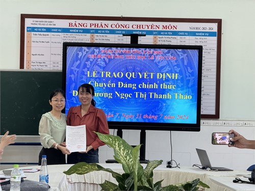 Bà Trần Tiểu Quỳnh – Bí thư Chi bộ trường Tiểu học Lê Văn Tám 
trao Quyết định chuyển đảng chính thức cho đồng chí  
Trương Ngọc Thị Thanh Thảo (Ngày 31 tháng 7 năm 2024)