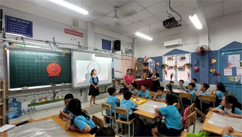 Khối 2 thực hiện tiết Đổi mới Sinh hoạt chuyên môn - Môn Toán- Bài Giờ, phút, xem đồng hồ (Tiết 1)