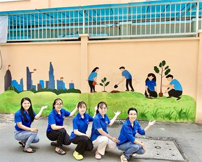 Đoàn viên chi đoàn hưởng ứng Tháng Thanh niên - Công trình “Bức tường văn minh - Thông điệp văn minh”