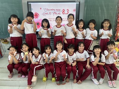 Yêu quý mẹ và cô giáo
