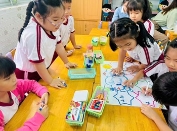 Học tập đầy màu sắc qua trò chơi sáng tạo trong môn Tiếng Việt.