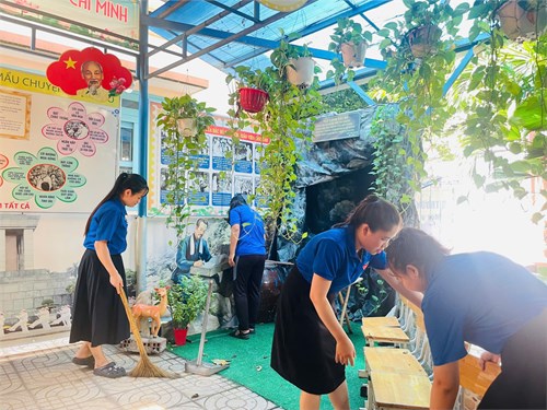 Thực hiện Kế hoạch số 130/KH-THLĐ ngày 30.09.2024 của Trường Tiểu học Linh Đông về Xây dựng Không gian Hồ Chí Minh năm học 2024-2025, sáng Thứ tư ngày 02.10.2024, cô Phan Thị Hoài Phượng, Bí thư Chi đoàn đã cũng với thầy cô đoàn viên triển khai dọn vệ sinh, sắp xếp và chuẩn bị bày trí lại Không gian Văn hóa Hồ Chí Minh của nhà trường.