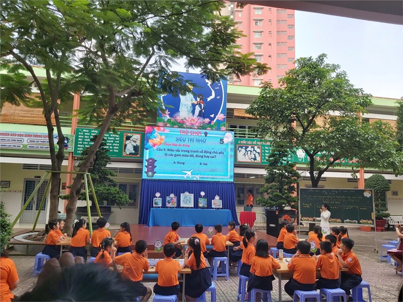 Thực hiện Kế hoạch số 1815/KH-GDĐT ngày 30.09.2024 của Phòng Giáo dục Đào tạo Thành phố Thủ Đức về tổ chức Chuyên đề dạy Mĩ thuật cho Học sinh Lớp 4 theo hướng phát triển năng lực năm học 2024-2025, sáng thứ Năm ngày 03.10.2024 cô Nguyễn Thị Hồng Diệp- Hiệu trưởng và cô Trần Thị Liễu Chi-Tổ trưởng Chuyên môn Khối 4, GVCN lớp 4.1 đã cùng tham dự, đồng hành trong tiết minh họa cùng cô Phạm Thị Chiêm và các bạn học sinh lớp 4/8 trường Tiểu học Đinh Tiên Hoàng, bài học Chủ đề 8: An toàn giao thông là hạnh phúc của mọi nhà, Bài 16: Thông điệp về An toàn giao thông, Tiết 2: Thực hiện và trưng bày sản phẩm.