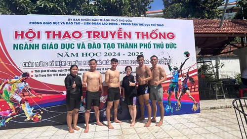 Sáng Chủ nhật ngày 03.11.2024, cô Nguyễn Thị Oanh, Giáo viên môn Giáo dục thể chất của Trường Tiểu học Linh Đông đã tham gia thi bơi với hình thức liên quân phối hợp cùng các trường lân cận.Chào mừng ngày Nhà giáo Việt Nam 20.11 năm học 2024-2025