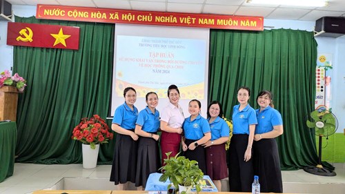 Thứ sáu ngày 08.11.2024, cô Nguyễn Thị Hồng Diệp, Bí thư Chi bộ -Hiệu trưởng trường Tiểu học Linh Đông đã tập huấn cho Chủ tịch công đoàn và 06 Tổ trưởng Chuyên môn Chuyên đề sử dụng kỹ thuật khai vấn trong bồi dưỡng chuyên về học thông qua chơi.