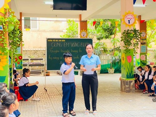 💥💥💥CÙNG EM VỮNG BƯỚC💥💥💥
🌻🌻Thứ Hai (01/4/2024) Liên đội Tiểu học Linh Đông tổ chức hoạt động Cùng em vững bước  Tuyên truyền trang bị kỹ năng số cho học sinh Tiểu học  đến toàn thể các em học sinh, đội viên và nhi đồng.