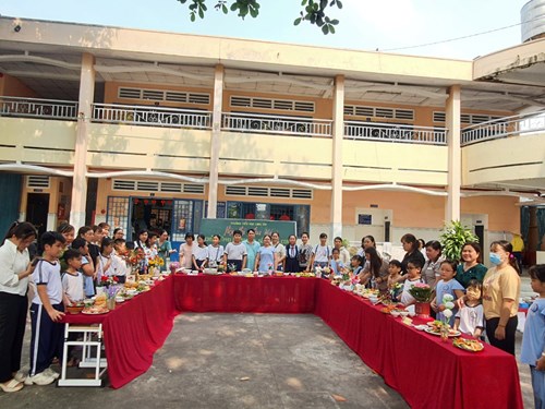 Học sinh cùng Phụ huynh thi nấu ăn chào mừng ngày 8/3
