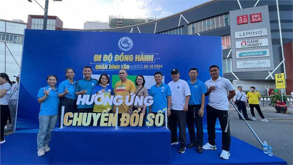 Thực hiện Chủ đề năm 2024 “Quyết tâm thực hiện hiệu quả chuyển đổi số và Nghị quyết 98/2023/QH15 của Quốc hội”, sáng 20-10, UBND quận Bình Tân tổ chức chương trình đi bộ đồng hành hưởng ứng chuyển đổi số với sự tham gia của hơn 2.000 người, với nhiều hoạt động cán bộ cùng người dân đi bộ để đồng hành chuyển đổi số. Cán bộ - Giáo viên - Nhân viên Trường Tiểu học Lương Thế Vinh tích cực tham gia.