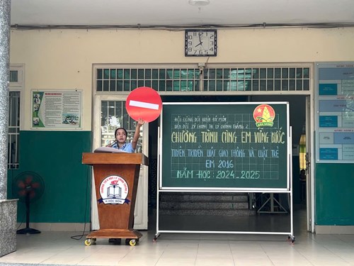 Liên Đội Tổ Chức Chương Trình : Cùng Em Vững Bước 