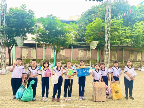 Học sinh khối 3 trường Tiểu học Lý Tự Trọng hội thu phong trào  Kế hoạch nhỏ  tháng 12