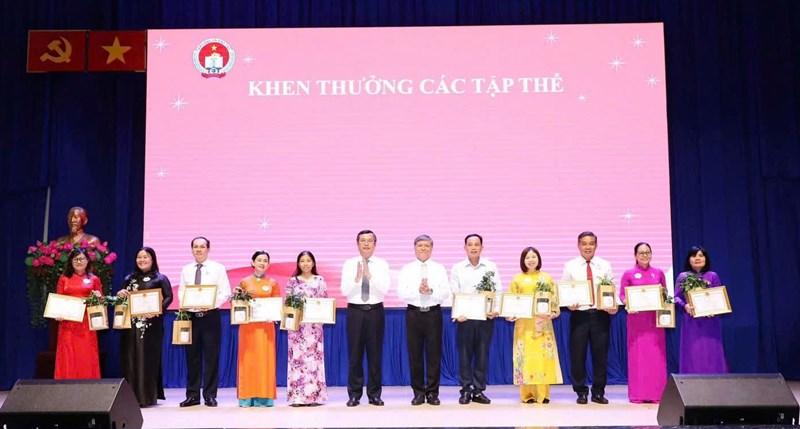 Chúc mừng Trường Tiểu học Nguyễn Bỉnh Khiêm được tuyên dương trong Hội nghị sơ kết 1 năm thực hiện trường học hạnh phúc