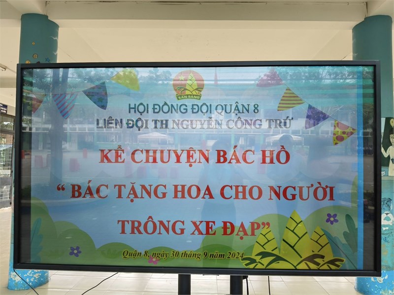 Kể chuyện bác hồ  bác tặng hoa cho người trông xe đạp 