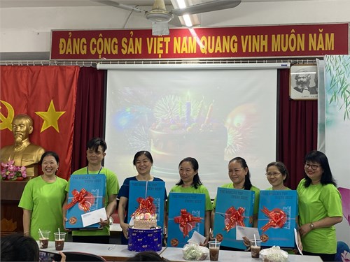 Trường tiểu học nguyễn thi tặng quà sinh nhật cho công đoàn viên