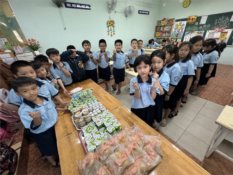 Nguyễn Thi - Buffet Ngọt Cho Các Học Sinh Bán Trú