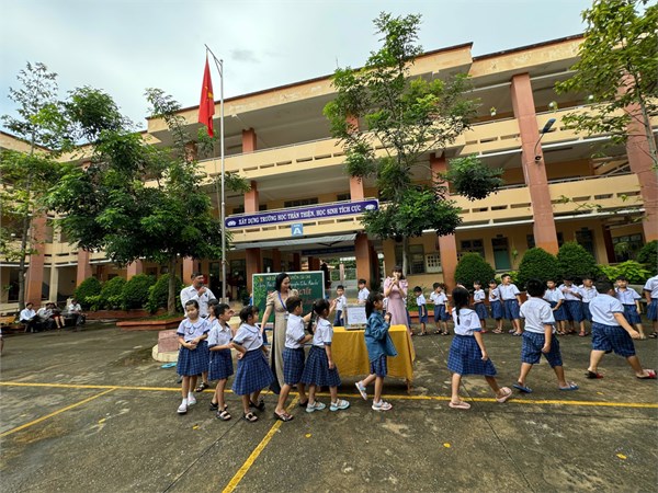 Trường TH Nguyễn Thị Rành ủng hộ đồng bào miền Bắc vượt qua bão lũ