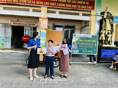 Chương trình  Cùng em vững bước” - tuyên truyền an toàn giao thông - sinh hoạt ngày thành lập Quân đội Nhân dân Việt Nam.
