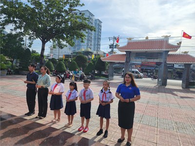 Chi đoàn và đại diện học sinh trường tiểu học Nguyễn Văn Hưởng đã đến viếng thăm và thắp hương tại các di tích lịch sử.