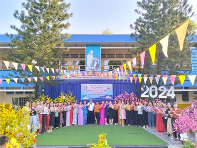 Hội thi làm cành mai - cành đào trang trí tết của các lớp