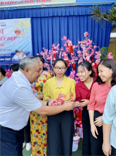Hội thi làm cành mai - cành đào trang trí tết của các lớp