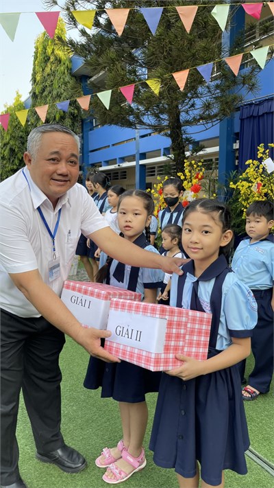 Phát thưởng Hội thi làm thiệp mừng xuân