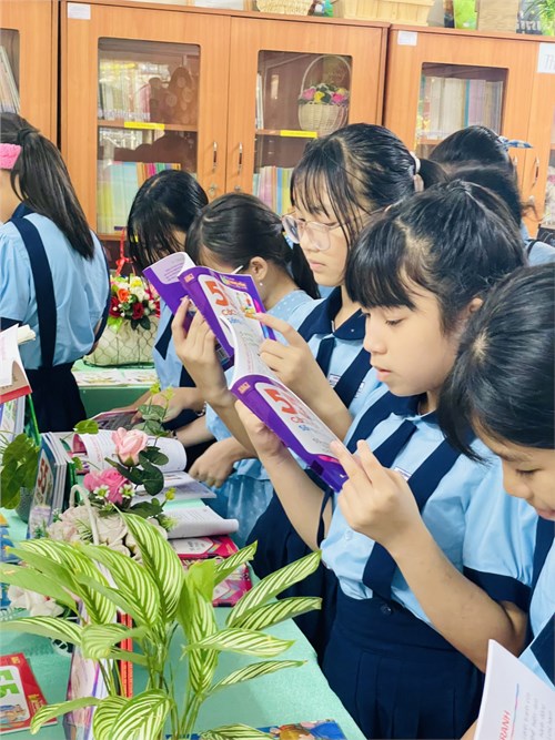 Triển lãm sách  Sắc màu cuộc sống 