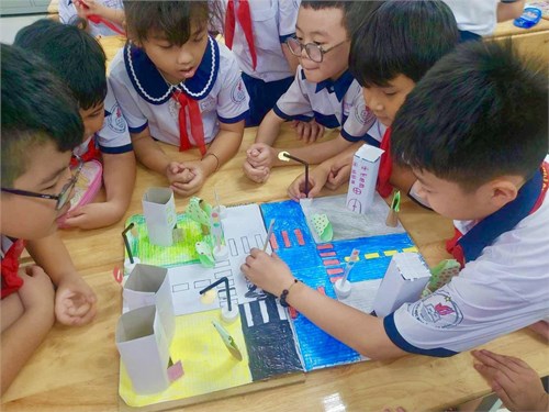 Học sinh tham gia học Stem.