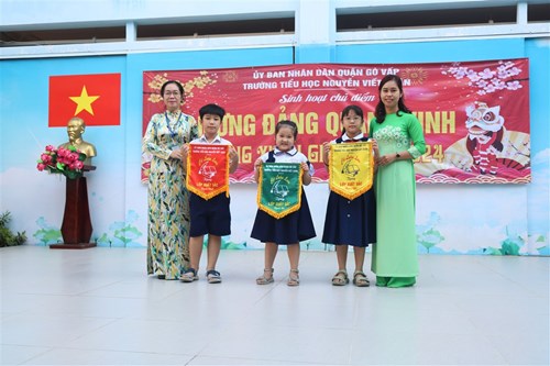 Sinh hoạt chào cờ tuần 21: Tìm hiểu nét đẹp ngày xuân Tết cổ truyền, Phát động phong trào Kế hoạch nhỏ năm học 2023 -
2024 và Phát quà cho các bạn khó khăn vui Tết.